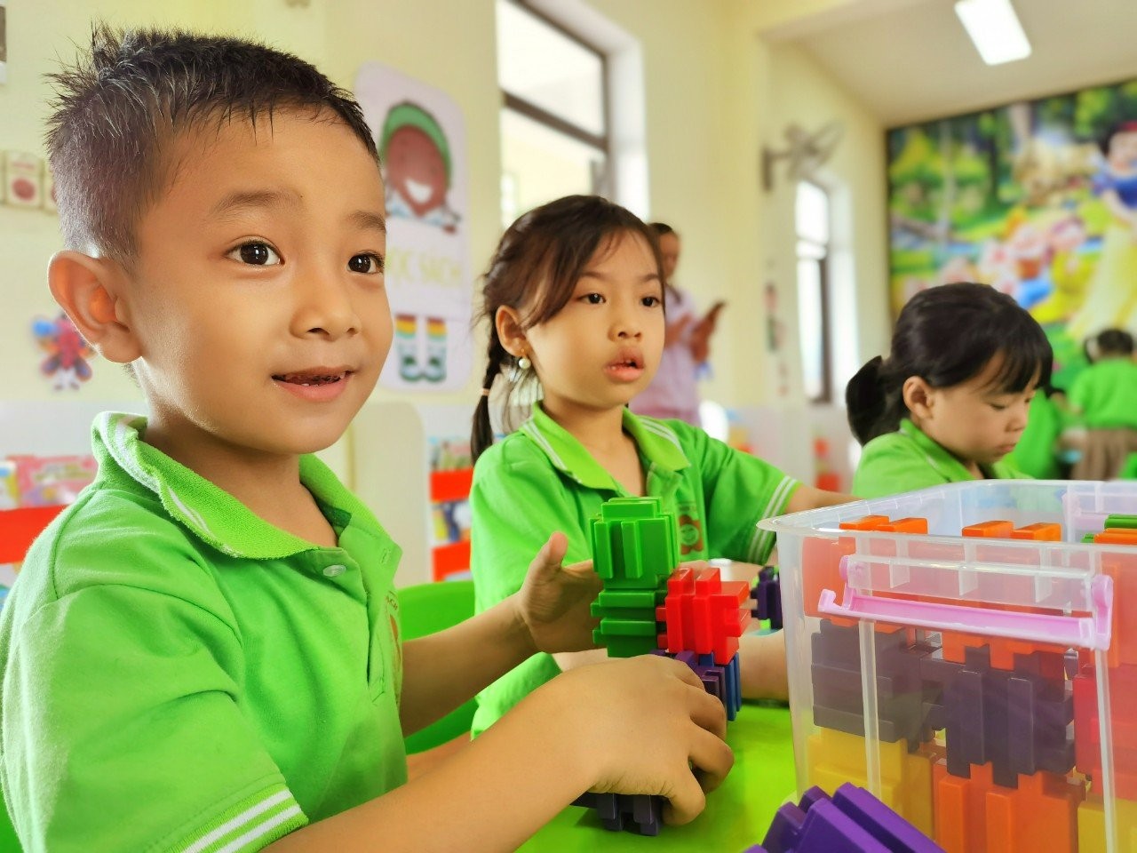 Các trẻ thích thú khám phá thư viện mới. Ảnh: Zhi-Shan Các trẻ thích thú khám phá thư viện mới. Ảnh: Zhi-Shan