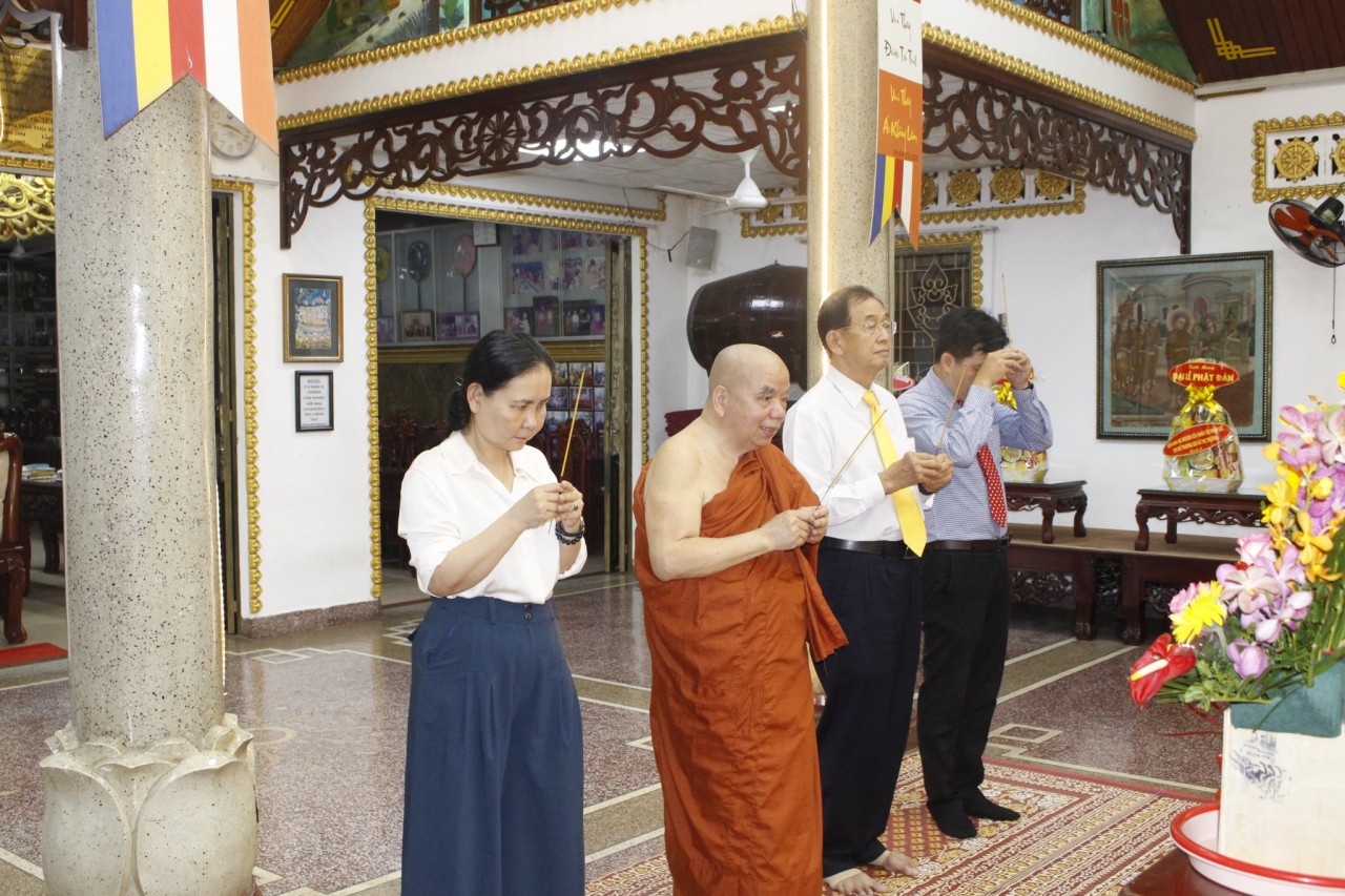 Lãnh đạo Liên hiệp các tổ chức hữu nghị TP.HCM, Hội Hữu nghị Việt Nam - Ấn Độ TP.HCM chúc mừng lễ Phật đản tại chùa Phổ Minh. Ảnh: HUFO Lãnh đạo Liên hiệp các tổ chức hữu nghị TP.HCM, Hội Hữu nghị Việt Nam - Ấn Độ TP.HCM chúc mừng lễ Phật đản tại chùa Phổ Minh. Ảnh: HUFO