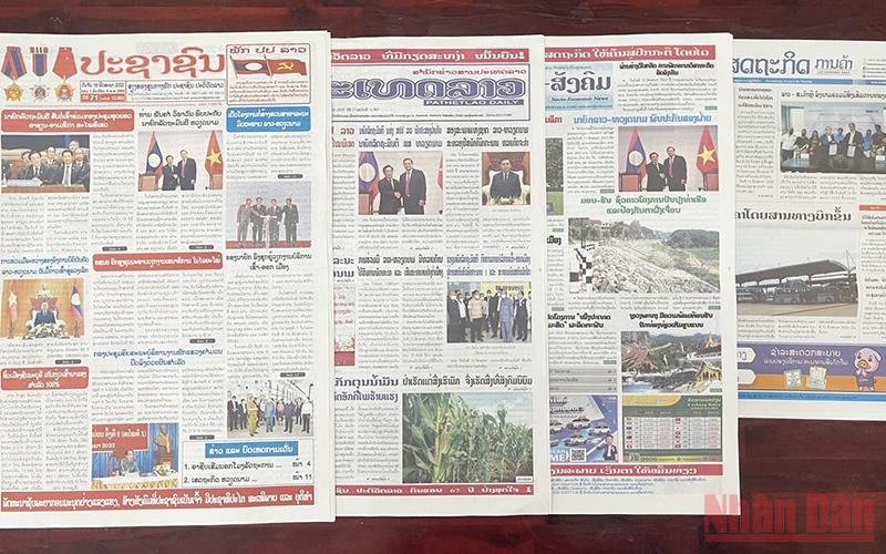 Các báo lớn của Lào ngày 16/5 đăng nhiều bài viết về hoạt động của Chủ tịch Quốc hội Vương Đình Huệ tại Lào. Ảnh: Duy Toàn. Các báo lớn của Lào ngày 16/5 đăng nhiều bài viết về hoạt động của Chủ tịch Quốc hội Vương Đình Huệ tại Lào. Ảnh: Duy Toàn.