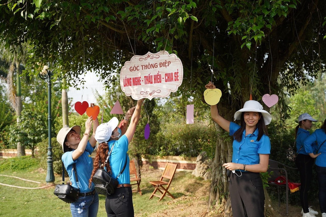 Chương trình công đoàn lắng nghe - thấu hiểu - chia sẻ với người lao động trong Tháng Công nhân năm 2021 của LĐLĐ huyện Hương Trà (tỉnh Thừa Thiên - Huế). Ảnh: Chương trình công đoàn lắng nghe - thấu hiểu - chia sẻ với người lao động trong Tháng Công nhân năm 2021 của LĐLĐ huyện Hương Trà (tỉnh Thừa Thiên - Huế). Ảnh:
