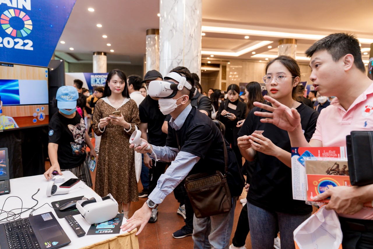 Người tham gia trải nghiệm về công nghệ Blockchain từ các tổ chức tại chương trình. Ảnh: MetaHub.