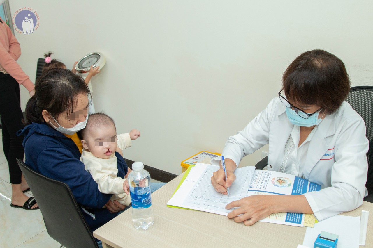 Bác sĩ khám sàng lọc và tư vấn cho bệnh nhân. Ảnh: Bệnh viện Răng Hàm Mặt Trung ương TP.HCM Bác sĩ khám sàng lọc và tư vấn cho bệnh nhân. Ảnh: Bệnh viện Răng Hàm Mặt Trung ương TP.HCM