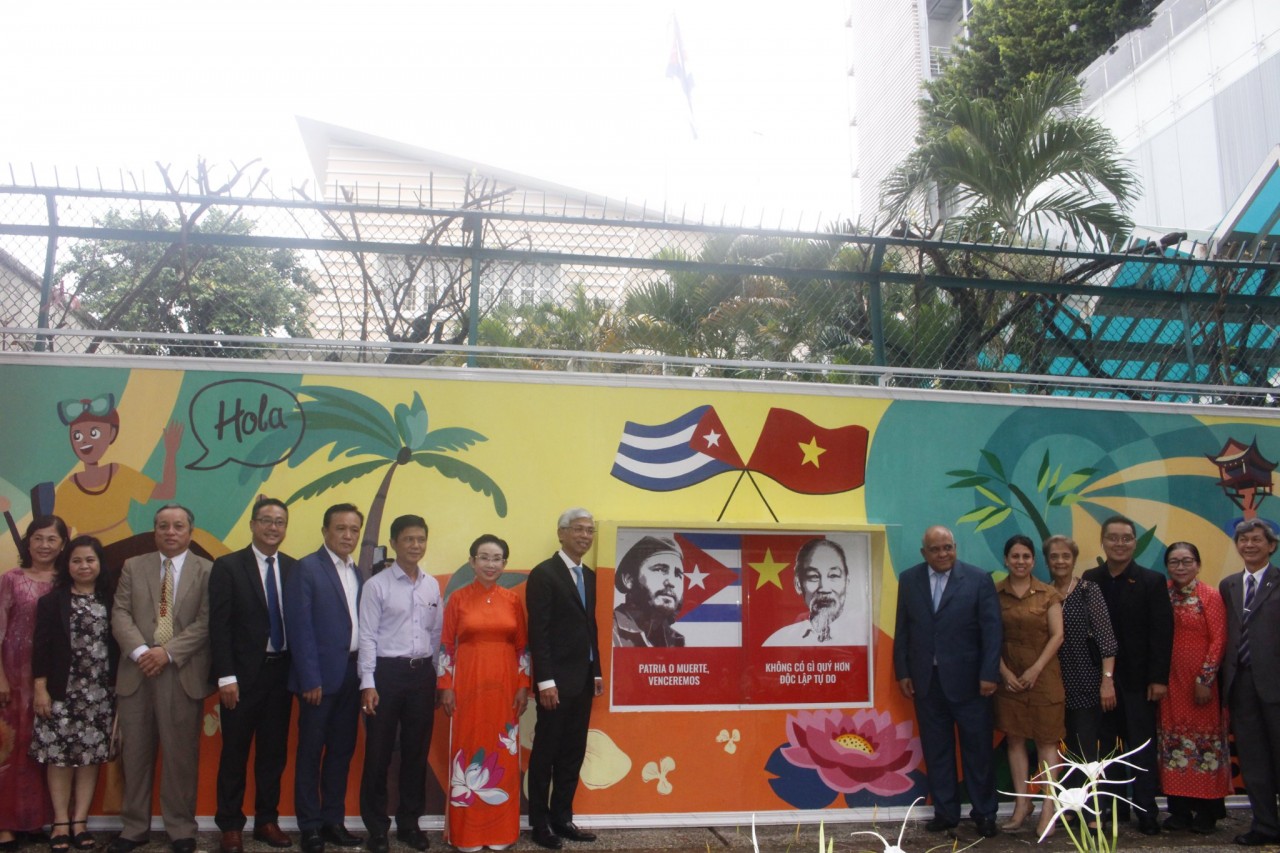 Các đại biểu chụp ảnh kỷ niệm bên bức tranh tường đặc biệt. Ảnh: HUFO Các đại biểu chụp ảnh kỷ niệm bên bức tranh tường đặc biệt. Ảnh: HUFO