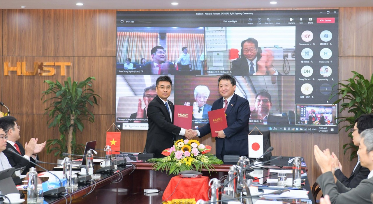 Ông Shimizu Akira, Trưởng Đại diện Văn phòng JICA Việt Nam (phải) và PGS. Huỳnh Đăng Chính, Phó Hiệu trưởng trường Đại học Bách khoa Hà Nội ký kết Biên bản Thảo luận. Ảnh: JICA