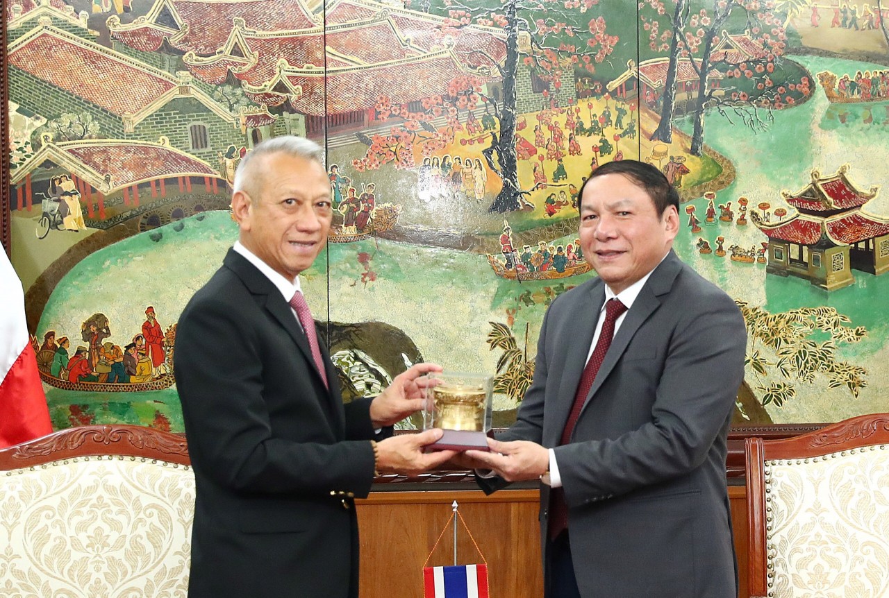 Hai Bộ trưởng tặng quà lưu niệm. Ảnh: icd.gov.vn Hai Bộ trưởng tặng quà lưu niệm. Ảnh: icd.gov.vn