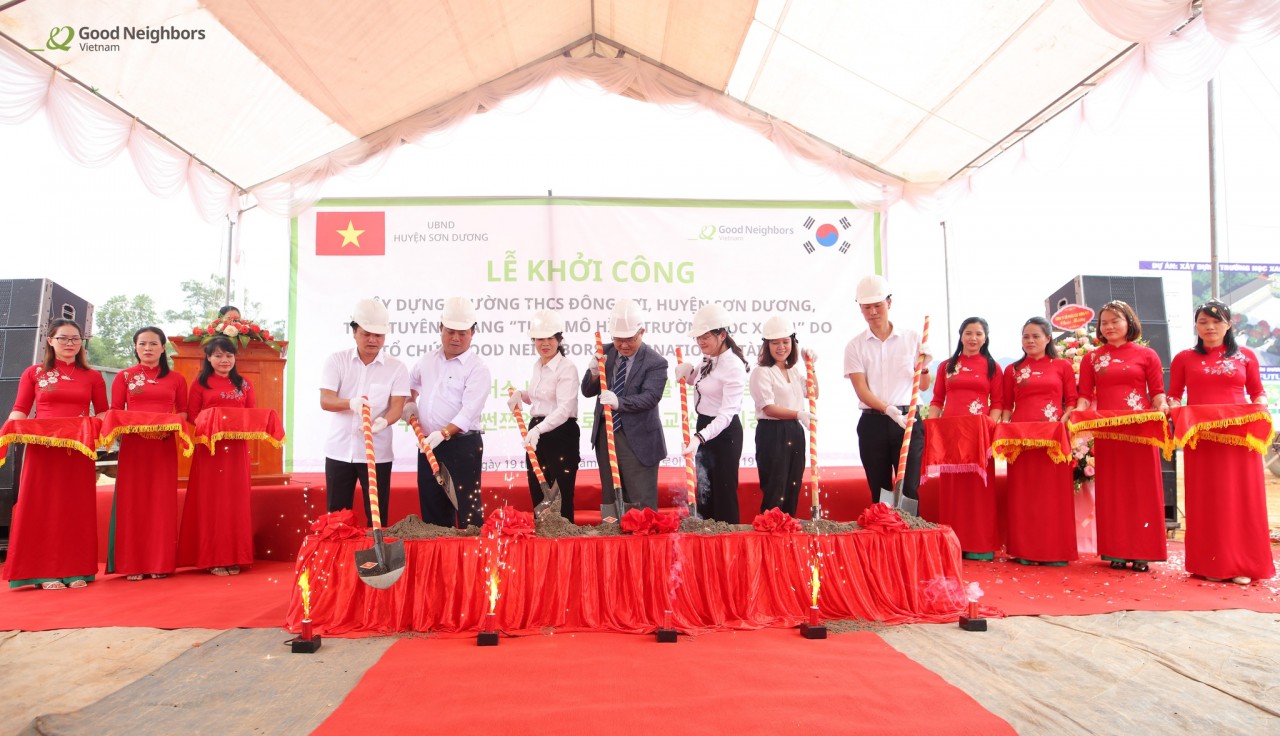 Các đại biểu khởi công xây dựng Trường THCS Đông Lợi. Ảnh: GNI.