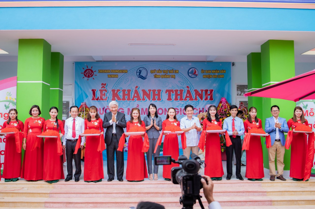 Các đại biểu cắt băng khánh thành trường Mầm non Gio Châu. Ảnh: Zi-Shan. Các đại biểu cắt băng khánh thành trường Mầm non Gio Châu. Ảnh: Zi-Shan.