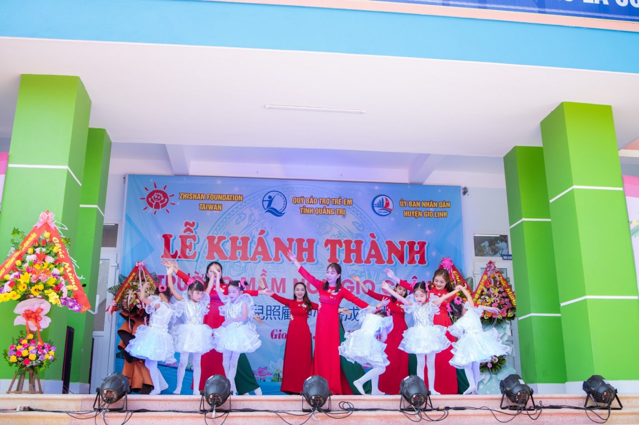 Cô và trò trường Mầm non Gio Châu biểu diễn trong lễ khánh thành trường. Ảnh: Zhi-Shan. Cô và trò trường Mầm non Gio Châu biểu diễn trong lễ khánh thành trường. Ảnh: Zhi-Shan.