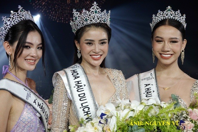 Lý Kim Thảo - tân Hoa hậu du lịch Việt Nam toàn cầu - bên á hậu 1 (trái) và 2. Ảnh: Nguyên Vũ/Trung tâm thông tin xúc tiến du lịch tỉnh Bình Thuận. Lý Kim Thảo - tân Hoa hậu du lịch Việt Nam toàn cầu - bên á hậu 1 (trái) và 2. Ảnh: Nguyên Vũ/Trung tâm thông tin xúc tiến du lịch tỉnh Bình Thuận.