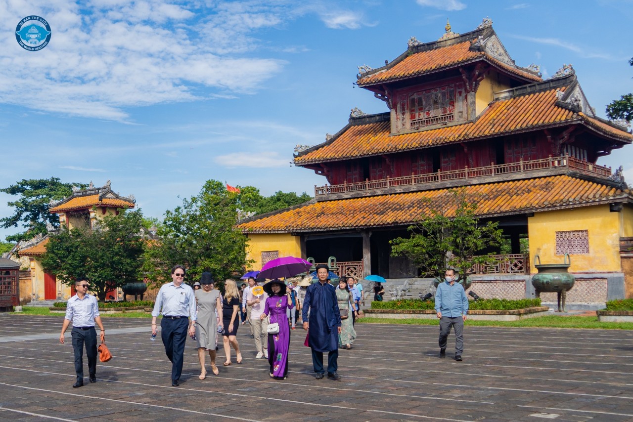Đại sứ Hoa Kỳ tại Việt Nam và phu nhân thăm Đại nội Huế Đại sứ Hoa Kỳ tại Việt Nam và phu nhân thăm Đại nội Huế