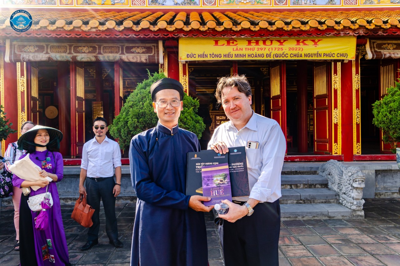Ông Hoàng Việt Trung tặng Đại sứ Marc E. Knapper các bộ sách về Triều Nguyễn. Ảnh: Trung tâm Bảo tồn Di tích Cố đô Huế. Ông Hoàng Việt Trung tặng Đại sứ Marc E. Knapper các bộ sách về Triều Nguyễn. Ảnh: Trung tâm Bảo tồn Di tích Cố đô Huế.