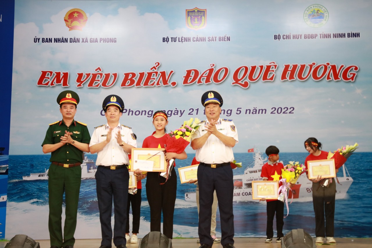 Thiếu tướng Lê Quang Đạo - Tư lệnh Cảnh sát biển; Thiếu tướng Bùi Quốc Oai - Chính ủy Cảnh sát biển và Thượng tá Nguyễn Đức Cương – Phó Trưởng Ban Thanh niên Quân đội trao thưởng, tặng hoa chúc mừng thí sinh đạt giải Nhất cuộc thi. Ảnh: Cảnh sát biển Việt Nam. Thiếu tướng Lê Quang Đạo - Tư lệnh Cảnh sát biển; Thiếu tướng Bùi Quốc Oai - Chính ủy Cảnh sát biển và Thượng tá Nguyễn Đức Cương – Phó Trưởng Ban Thanh niên Quân đội trao thưởng, tặng hoa chúc mừng thí sinh đạt giải Nhất cuộc thi. Ảnh: Cảnh sát biển Việt Nam.