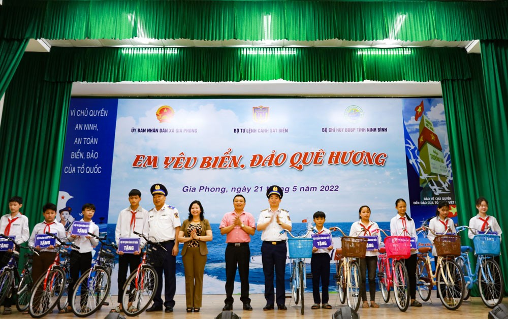 Ban tổ chức tặng xe đạp cho các em học sinh có hoàn cảnh khó khăn vươn lên trong học tập của trường Tiểu học và THCS xã Gia Phong. Ảnh: Cảnh sát biển Việt Nam. Ban tổ chức tặng xe đạp cho các em học sinh có hoàn cảnh khó khăn vươn lên trong học tập của trường Tiểu học và THCS xã Gia Phong. Ảnh: Cảnh sát biển Việt Nam.