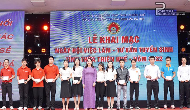 Tặng quà cho người lao động và học viên tiêu biểu tại ngày hội. Ảnh: Cổng TTĐT Thừa Thiên Huế. Tặng quà cho người lao động và học viên tiêu biểu tại ngày hội. Ảnh: Cổng TTĐT Thừa Thiên Huế.