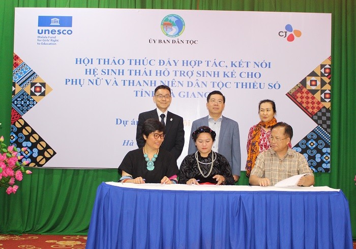 Lễ ký kết Biên bản ghi nhớ hợp tác giữa các hợp tác xã và các chuyên gia, doanh nghiệp, tổ chức hỗ trợ kỹ thuật. Ảnh: Ủy ban Dân tộc. Lễ ký kết Biên bản ghi nhớ hợp tác giữa các hợp tác xã và các chuyên gia, doanh nghiệp, tổ chức hỗ trợ kỹ thuật. Ảnh: Ủy ban Dân tộc.