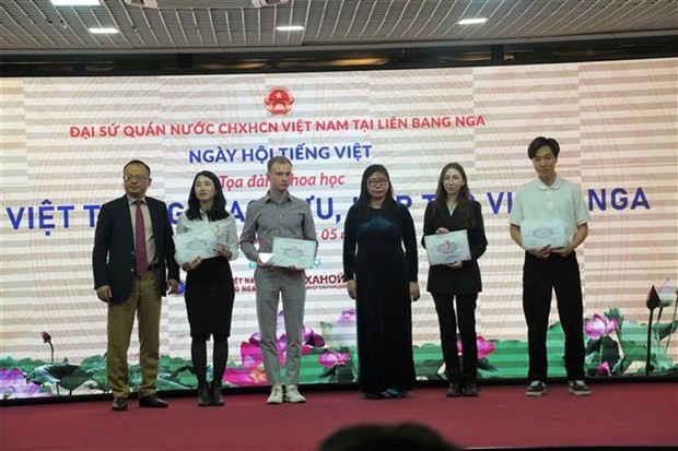 Trao giải Nhì báo tường tiếng Việt. Ảnh: Duy Trinh/TTXVN Trao giải Nhì báo tường tiếng Việt. Ảnh: Duy Trinh/TTXVN