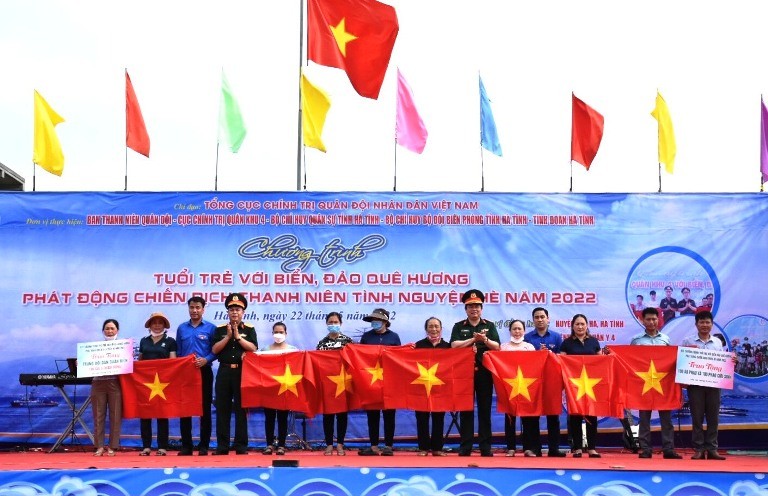 Bí thư Trung ương Đoàn Ngô Văn Cương và đại diện BTC trao tặng quà, cờ Tổ quốc cho ngư dân Bí thư Trung ương Đoàn Ngô Văn Cương và đại diện BTC trao tặng quà, cờ Tổ quốc cho ngư dân
