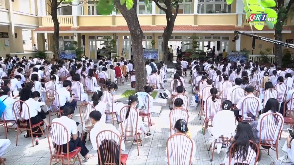 Các em học sinh theo dõi trường Đại học Sư phạm - Đại học Đà Nẵng tư vấn tuyển sinh đại học. Các em học sinh theo dõi trường Đại học Sư phạm - Đại học Đà Nẵng tư vấn tuyển sinh đại học.