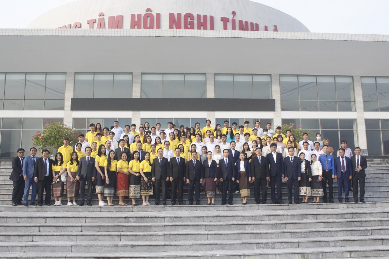 Tăng cường hiểu biết thực tế cho sinh viên Lào Tăng cường hiểu biết thực tế cho sinh viên Lào
