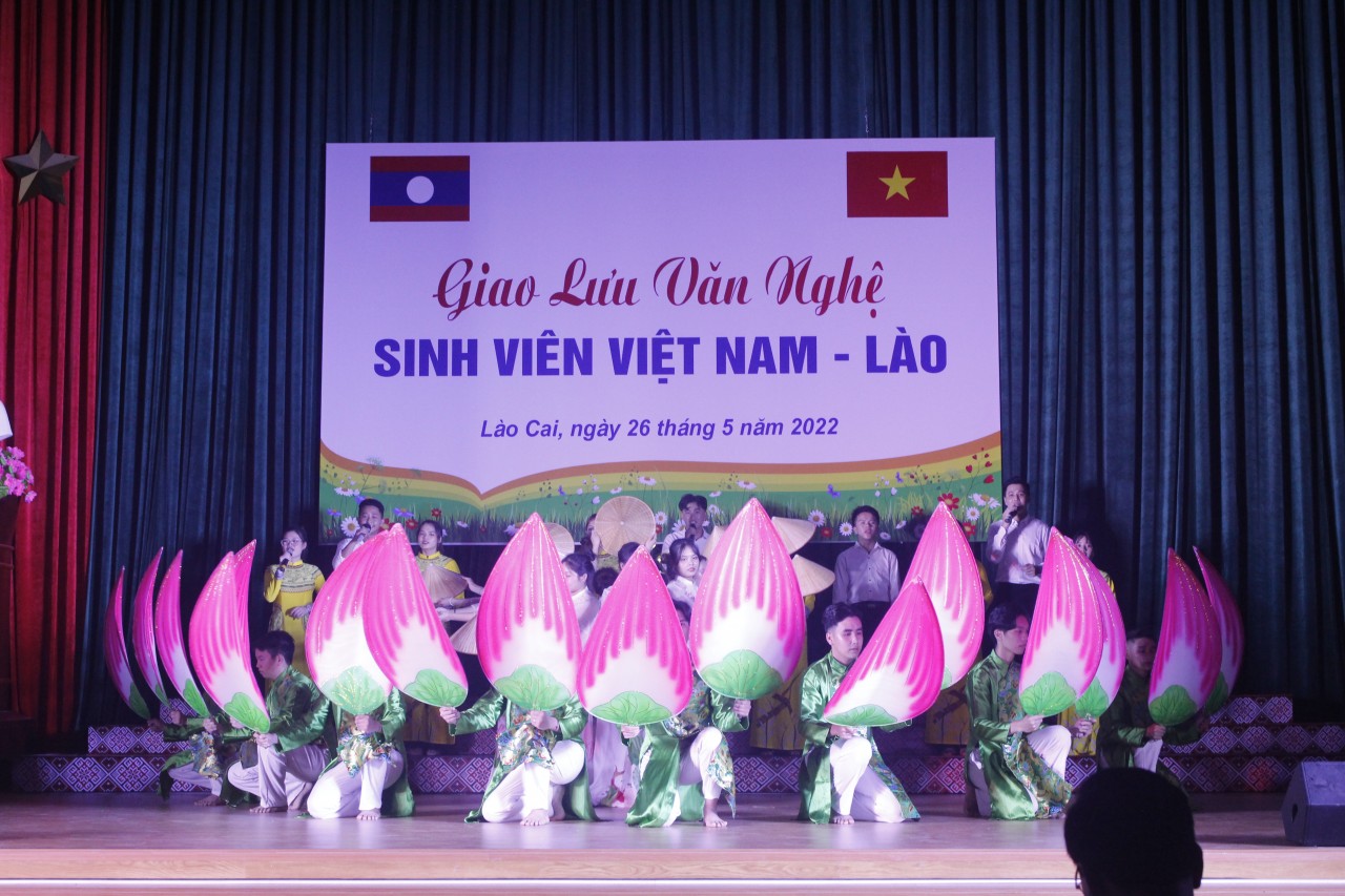Tăng cường hiểu biết thực tế cho sinh viên Lào Tăng cường hiểu biết thực tế cho sinh viên Lào