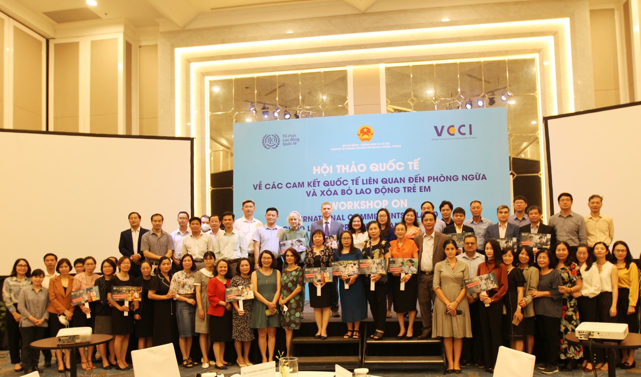 Các đại biểu truyền tải thông điệp phòng ngừa lao động trẻ em. Ảnh: Bộ LĐ-TB&XH Các đại biểu truyền tải thông điệp phòng ngừa lao động trẻ em. Ảnh: Bộ LĐ-TB&XH