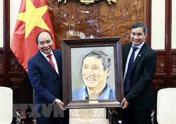 Chủ tịch nước Nguyễn Xuân Phúc tặng quà lưu niệm cho huấn luyện viên Mai Đức Chung. Ảnh: Thống Nhất/TTXVN Chủ tịch nước Nguyễn Xuân Phúc tặng quà lưu niệm cho huấn luyện viên Mai Đức Chung. Ảnh: Thống Nhất/TTXVN