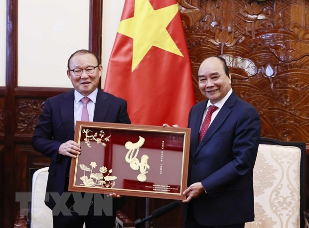 Chủ tịch nước Nguyễn Xuân Phúc tặng chữ 'Thọ' cho mẹ của huấn luyện viên Park Hang-seo. Ảnh: Thống Nhất/TTXVN Chủ tịch nước Nguyễn Xuân Phúc tặng chữ 'Thọ' cho mẹ của huấn luyện viên Park Hang-seo. Ảnh: Thống Nhất/TTXVN
