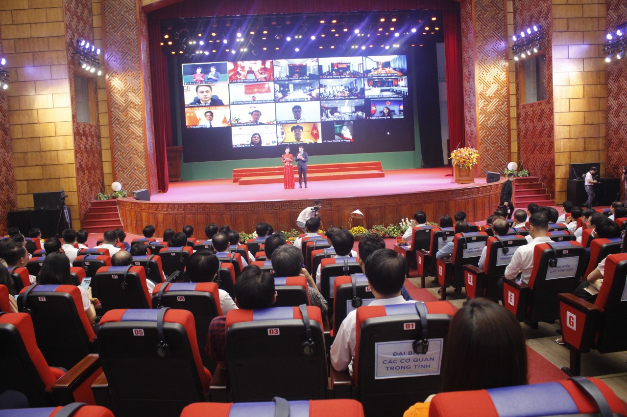 Toàn cảnh hội nghị. Toàn cảnh hội nghị.