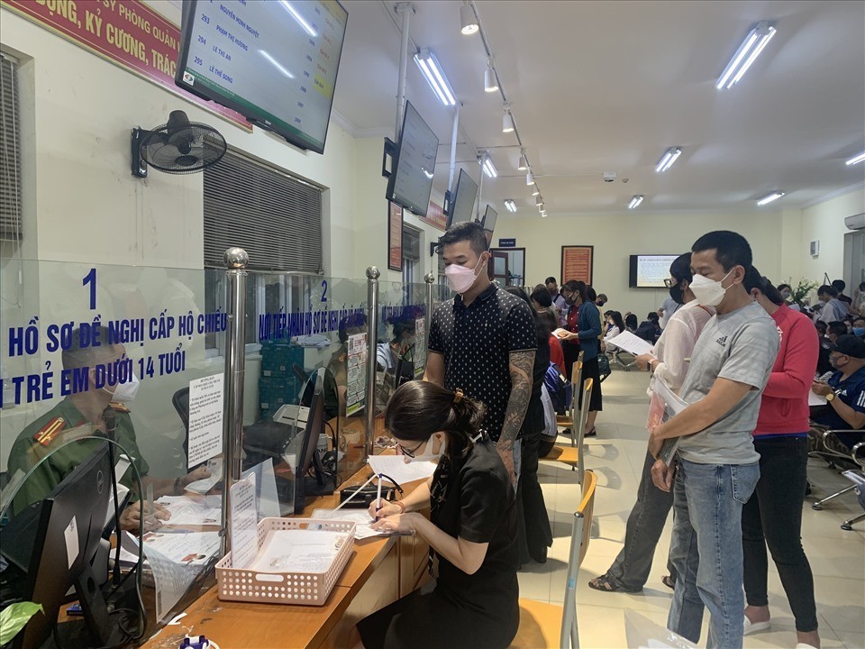 Người dân thực hiện các thủ tục cấp hộ chiếu tại Hà Nội. Ảnh: Lao động. Người dân thực hiện các thủ tục cấp hộ chiếu tại Hà Nội. Ảnh: Lao động.