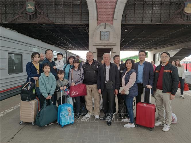 Đón những người Việt từ Donetsk tại nhà ga xe lửa Kazan ở thủ đô Moskva. Đón những người Việt từ Donetsk tại nhà ga xe lửa Kazan ở thủ đô Moskva.