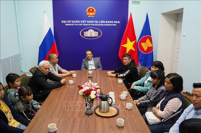 Đại sứ Việt Nam tại Nga Đặng Minh Khôi tiếp đoàn tản cư từ Donetsk. Đại sứ Việt Nam tại Nga Đặng Minh Khôi tiếp đoàn tản cư từ Donetsk.