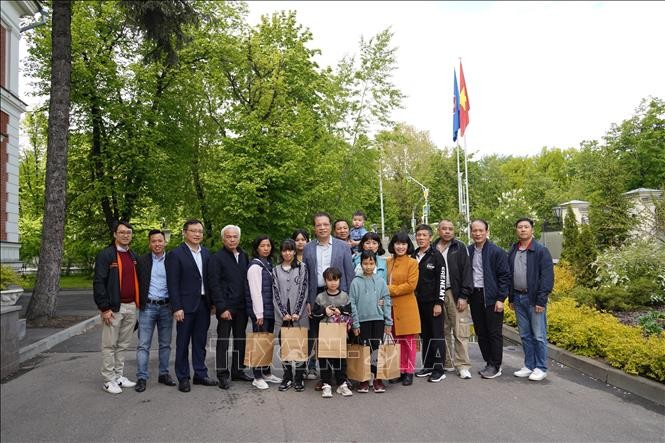 Đại sứ Việt Nam tại Nga Đặng Minh Khôi chụp ảnh lưu niệm với những người tản tư từ Donetsk. Đại sứ Việt Nam tại Nga Đặng Minh Khôi chụp ảnh lưu niệm với những người tản tư từ Donetsk.