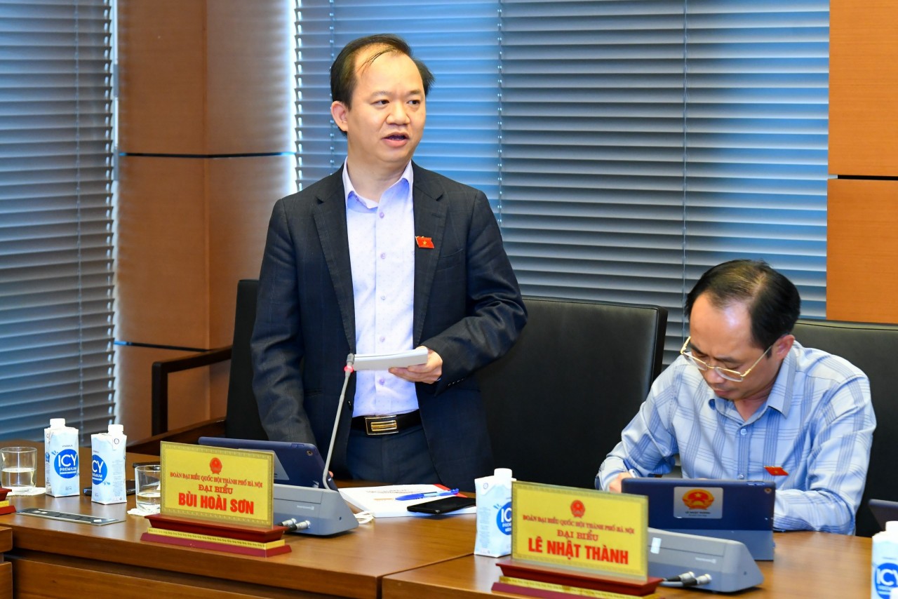Đại biểu Bùi Hoài Sơn phát biểu tại buổi thảo luận tổ. Ảnh: Cổng TTĐT Quốc hội. Đại biểu Bùi Hoài Sơn phát biểu tại buổi thảo luận tổ. Ảnh: Cổng TTĐT Quốc hội.