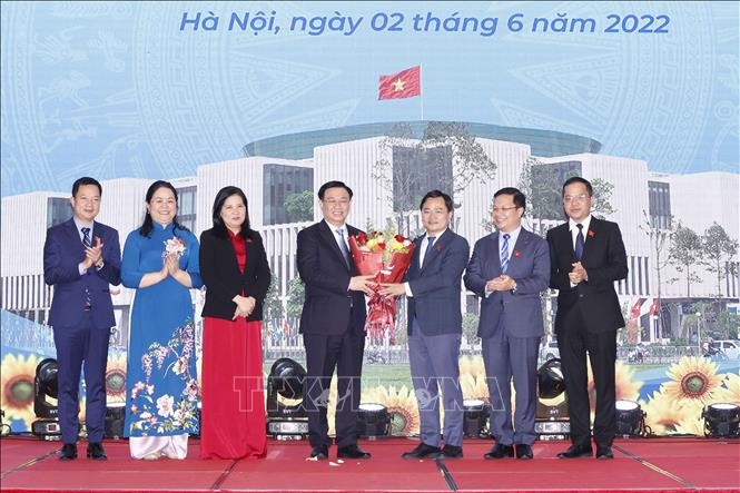 Nhóm Đại biểu Quốc hội trẻ khóa XV tặng hoa Chủ tịch Quốc hội Vương Đình Huệ. Ảnh: Doãn Tấn/TTXVN Nhóm Đại biểu Quốc hội trẻ khóa XV tặng hoa Chủ tịch Quốc hội Vương Đình Huệ. Ảnh: Doãn Tấn/TTXVN