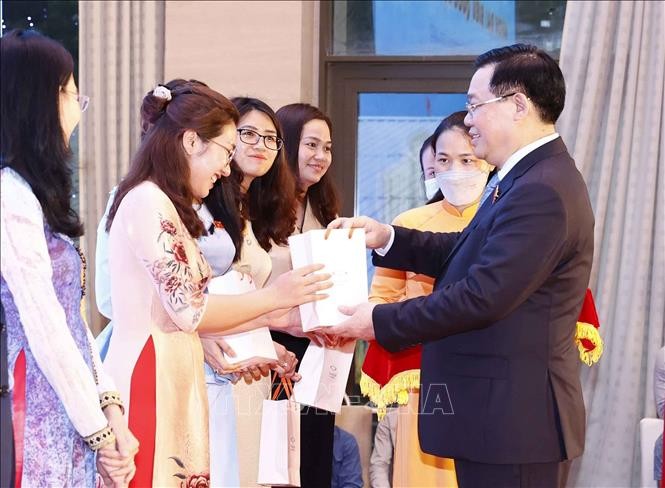 Chủ tịch Quốc hội Vương Đình Huệ tặng quà lưu niệm cho đại diện Nhóm đại biểu Quốc hội trẻ khóa XV. Ảnh: Doãn Tấn/TTXVN Chủ tịch Quốc hội Vương Đình Huệ tặng quà lưu niệm cho đại diện Nhóm đại biểu Quốc hội trẻ khóa XV. Ảnh: Doãn Tấn/TTXVN