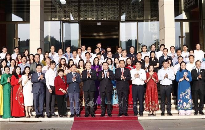 Chủ tịch Quốc hội Vương Đình Huệ với đại biểu. Ảnh: Doãn Tấn/TTXVN Chủ tịch Quốc hội Vương Đình Huệ với đại biểu. Ảnh: Doãn Tấn/TTXVN