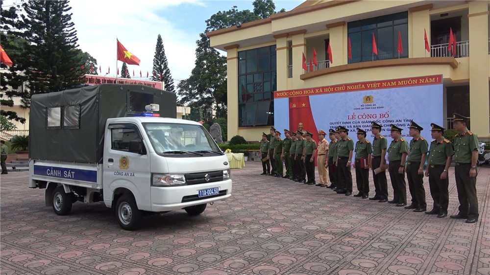 Bàn giao xe ô tô cho công an 40 xã, thị trấn biên giới. Bàn giao xe ô tô cho công an 40 xã, thị trấn biên giới.