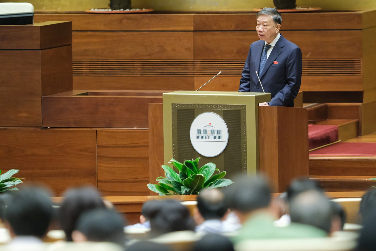 Bộ trưởng Bộ Công an Tô Lâm trình bày Tờ trình về dự thảo Nghị quyết về thí điểm mô hình tổ chức hoạt động lao động, hướng nghiệp, dạy nghề cho phạm nhân ngoài trại giam. Ảnh: Cổng TTĐT Quốc hội Bộ trưởng Bộ Công an Tô Lâm trình bày Tờ trình về dự thảo Nghị quyết về thí điểm mô hình tổ chức hoạt động lao động, hướng nghiệp, dạy nghề cho phạm nhân ngoài trại giam. Ảnh: Cổng TTĐT Quốc hội