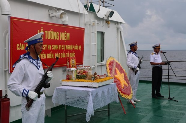 Các đại biểu kiều bào tham dự Lễ tưởng niệm cán bộ, chiến sỹ hy sinh tại quần đảo Trường Sa vì sự nghiệp bảo vệ chủ quyền biển, đảo Tổ quốc trong không khí nghiêm trang và xúc động tại boong tàu Trường Sa 571. (Ảnh: Diệp Trương/TTXVN) Các đại biểu kiều bào tham dự Lễ tưởng niệm cán bộ, chiến sỹ hy sinh tại quần đảo Trường Sa vì sự nghiệp bảo vệ chủ quyền biển, đảo Tổ quốc trong không khí nghiêm trang và xúc động tại boong tàu Trường Sa 571. (Ảnh: Diệp Trương/TTXVN)
