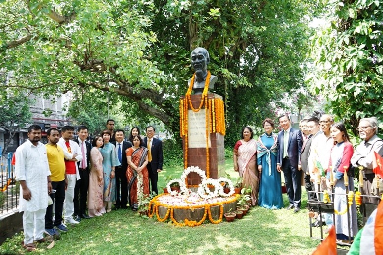 Đại biểu hai nước Việt Nam, Ấn Độ dâng hoa tại tượng đài Bác Hồ trên Đại lộ Jarwarhalal Nehru. Ảnh: Báo Đảng Cộng sản Việt Nam. Đại biểu hai nước Việt Nam, Ấn Độ dâng hoa tại tượng đài Bác Hồ trên Đại lộ Jarwarhalal Nehru. Ảnh: Báo Đảng Cộng sản Việt Nam.