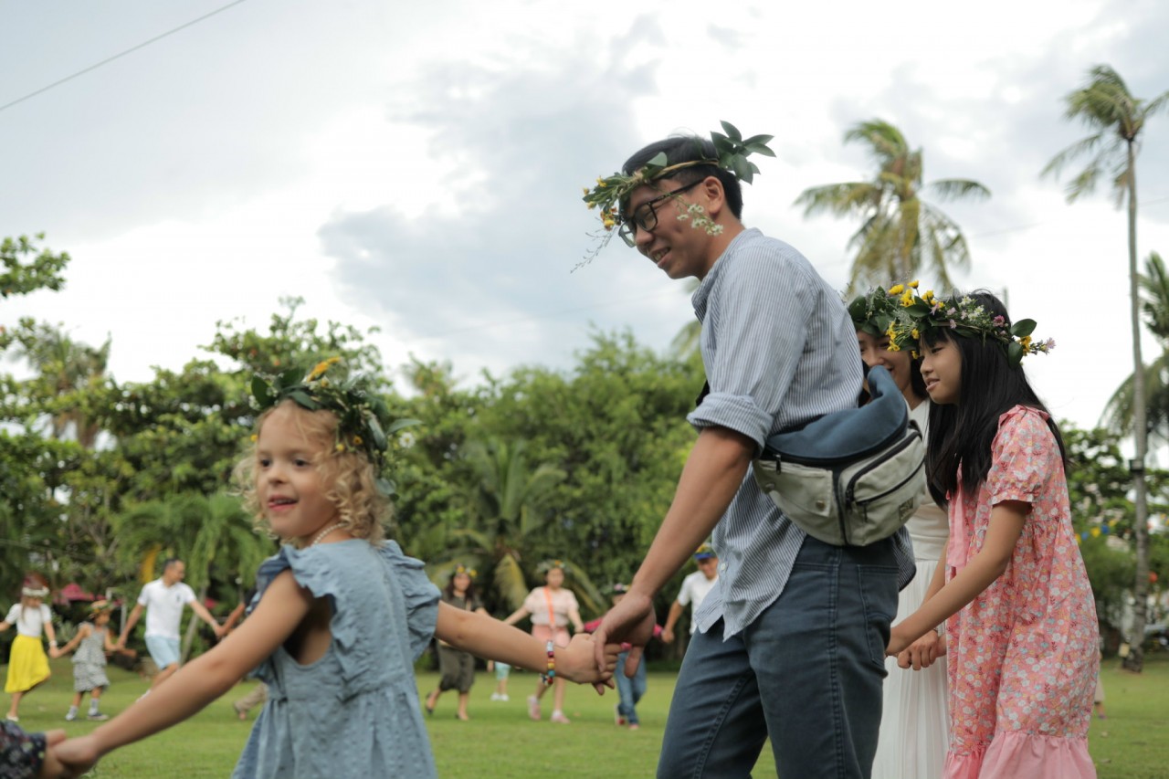  nhảy điệu nhảy truyền thống xung quanh cây nêu - “Maypoles”