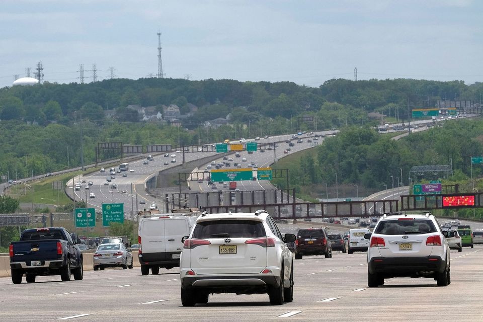 Người dân lái xe tại Keasbey, New Jersey, Mỹ ngày 27/5. Ảnh: Reuters Người dân lái xe tại Keasbey, New Jersey, Mỹ ngày 27/5. Ảnh: Reuters