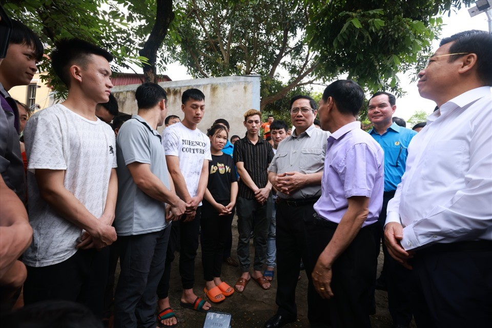 Phạm Minh Chính – Thủ tướng Chính phủ, Đồng chí Nguyễn Đình Khang – Chủ tịch Tổng Liên đoàn Lao động Việt Nam đi thăm và trao quà tại khu nhà trọ công nhân ở Bắc Giang. Phạm Minh Chính – Thủ tướng Chính phủ, Đồng chí Nguyễn Đình Khang – Chủ tịch Tổng Liên đoàn Lao động Việt Nam đi thăm và trao quà tại khu nhà trọ công nhân ở Bắc Giang.