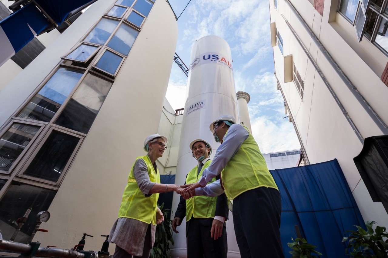 USAID tài trợ hệ thống oxy lỏng cho Bệnh viện Bạch Mai USAID tài trợ hệ thống oxy lỏng cho Bệnh viện Bạch Mai