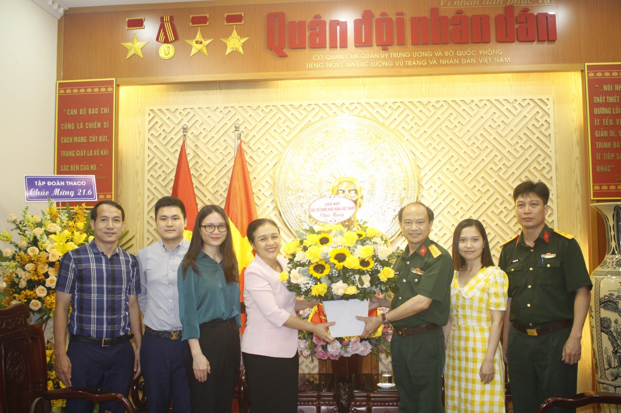 ại sứ Nguyễn Phương Nga đã đến tặng hoa và chúc mừng lãnh đạo, phóng viên, biên tập viên báo Quân đội nhân dân ại sứ Nguyễn Phương Nga đã đến tặng hoa và chúc mừng lãnh đạo, phóng viên, biên tập viên báo Quân đội nhân dân