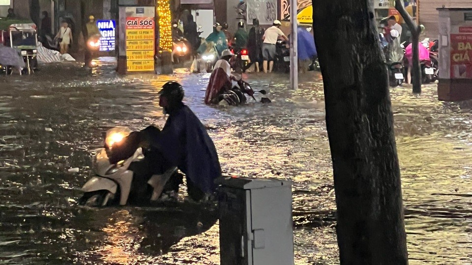 ưa lớn xuất hiện tại Hà Nội tối 13/6 ưa lớn xuất hiện tại Hà Nội tối 13/6