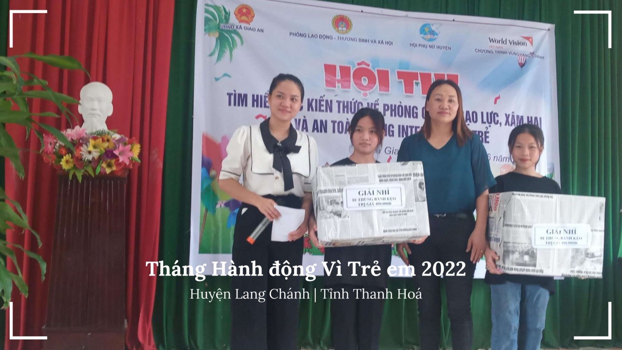 Ban Tổ chức trao giải cho các em trả lời xuất sắc. Ảnh: World Vision Việt Nam Ban Tổ chức trao giải cho các em trả lời xuất sắc. Ảnh: World Vision Việt Nam