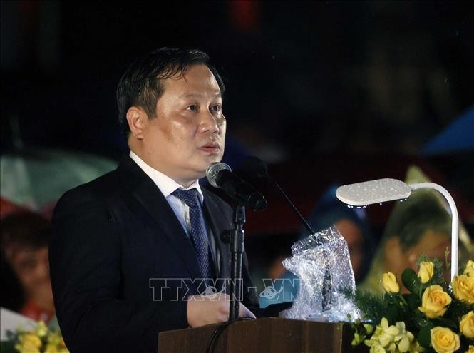 Đồng chí Vũ Đại Thắng, Ủy viên Trung ương Đảng, Bí thư Tỉnh ủy Quảng Bình báo công dâng Bác. Ảnh: Thống Nhất/TTXVN Đồng chí Vũ Đại Thắng, Ủy viên Trung ương Đảng, Bí thư Tỉnh ủy Quảng Bình báo công dâng Bác. Ảnh: Thống Nhất/TTXVN