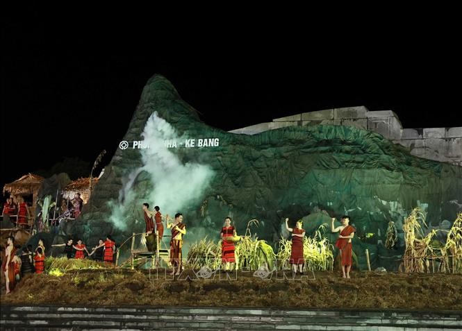 Chương trình nghệ thuật “Xin nguyện cùng Người vươn tới mãi” kỷ niệm 65 năm Ngày Bác Hồ về thăm Quảng Bình. Ảnh: Thống Nhất/TTXVN Chương trình nghệ thuật “Xin nguyện cùng Người vươn tới mãi” kỷ niệm 65 năm Ngày Bác Hồ về thăm Quảng Bình. Ảnh: Thống Nhất/TTXVN