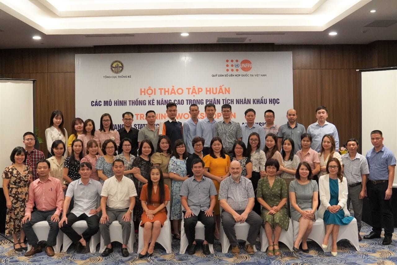Các đại biểu tham dự tập huấn chụp ảnh kỷ niệm. Ảnh: UNFPA Các đại biểu tham dự tập huấn chụp ảnh kỷ niệm. Ảnh: UNFPA